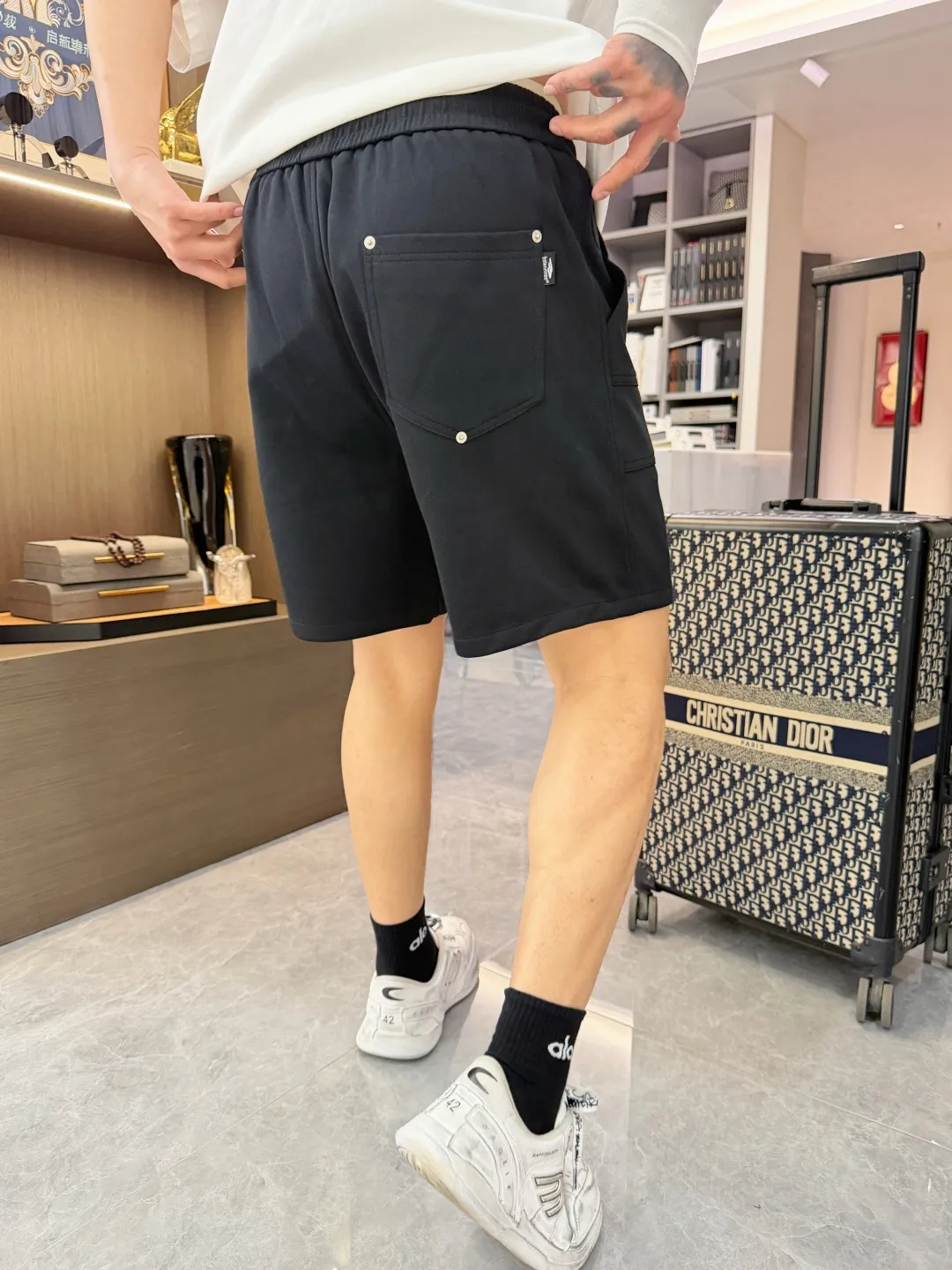 Balenciaga's three-standard complete 2026 summer New Arrival men's casual shorts, advanced custom-made Breathable fabric, Breathable fabric, extremely stretchy and comfortable, impeccable details, top-grade accessories, original logo design concept, delicate and soft feel! The upper body fit is awesome! Size: M-XXXL Please state your height and weight when ordering